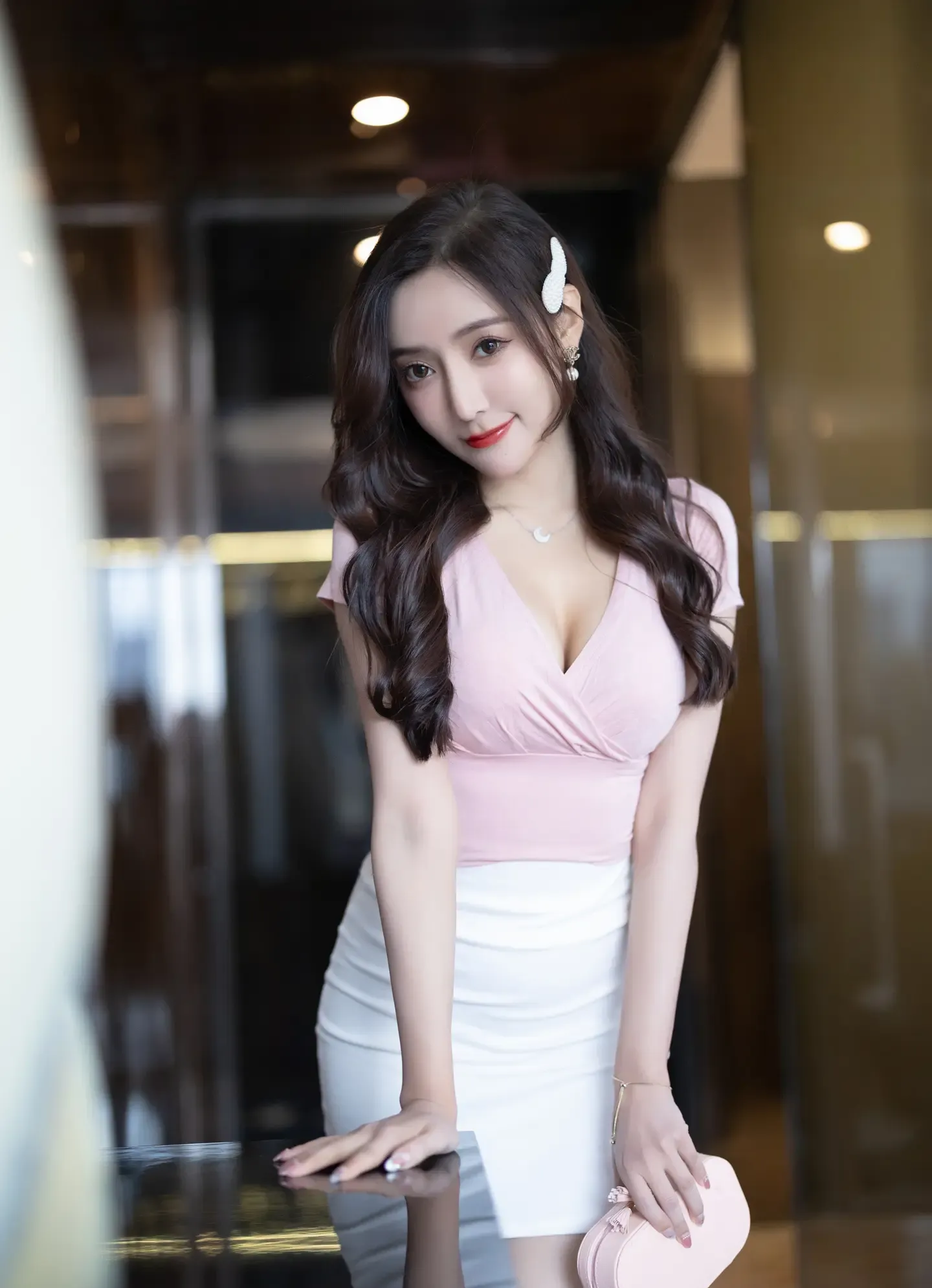 王馨瑶 粉色上衣白裙