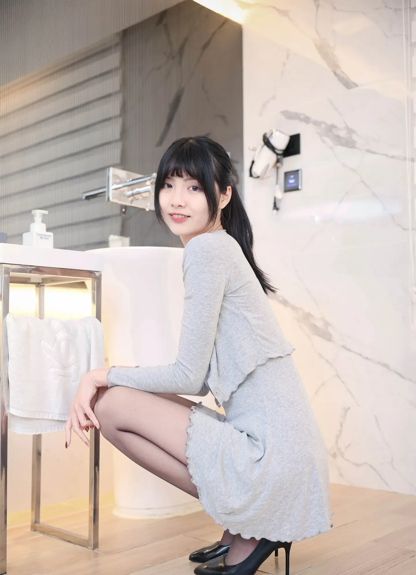 Yvonne 在床上等你
