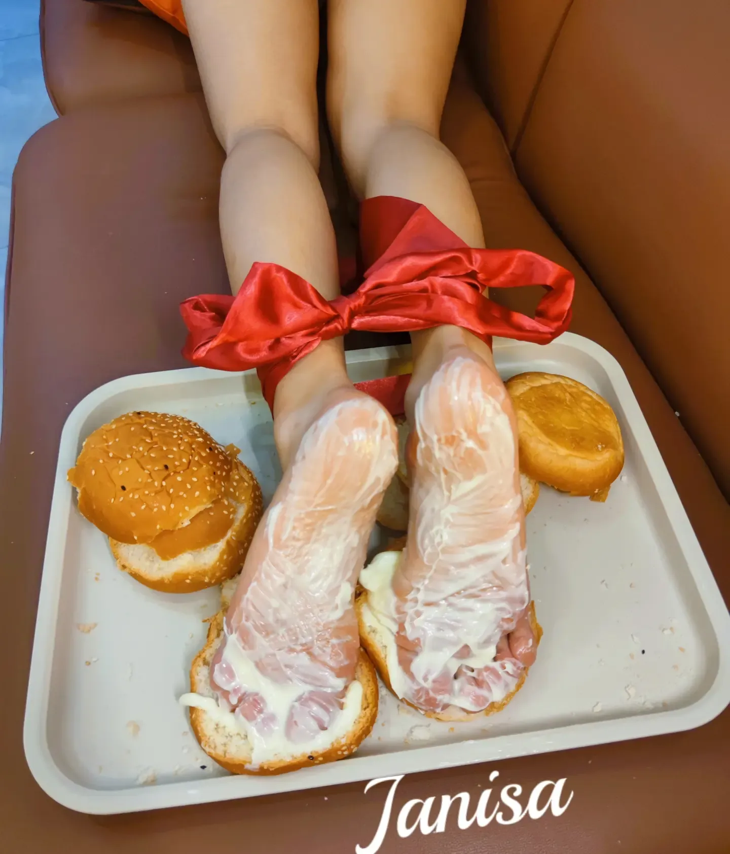 Janisa 学妹的奶油玉足餐