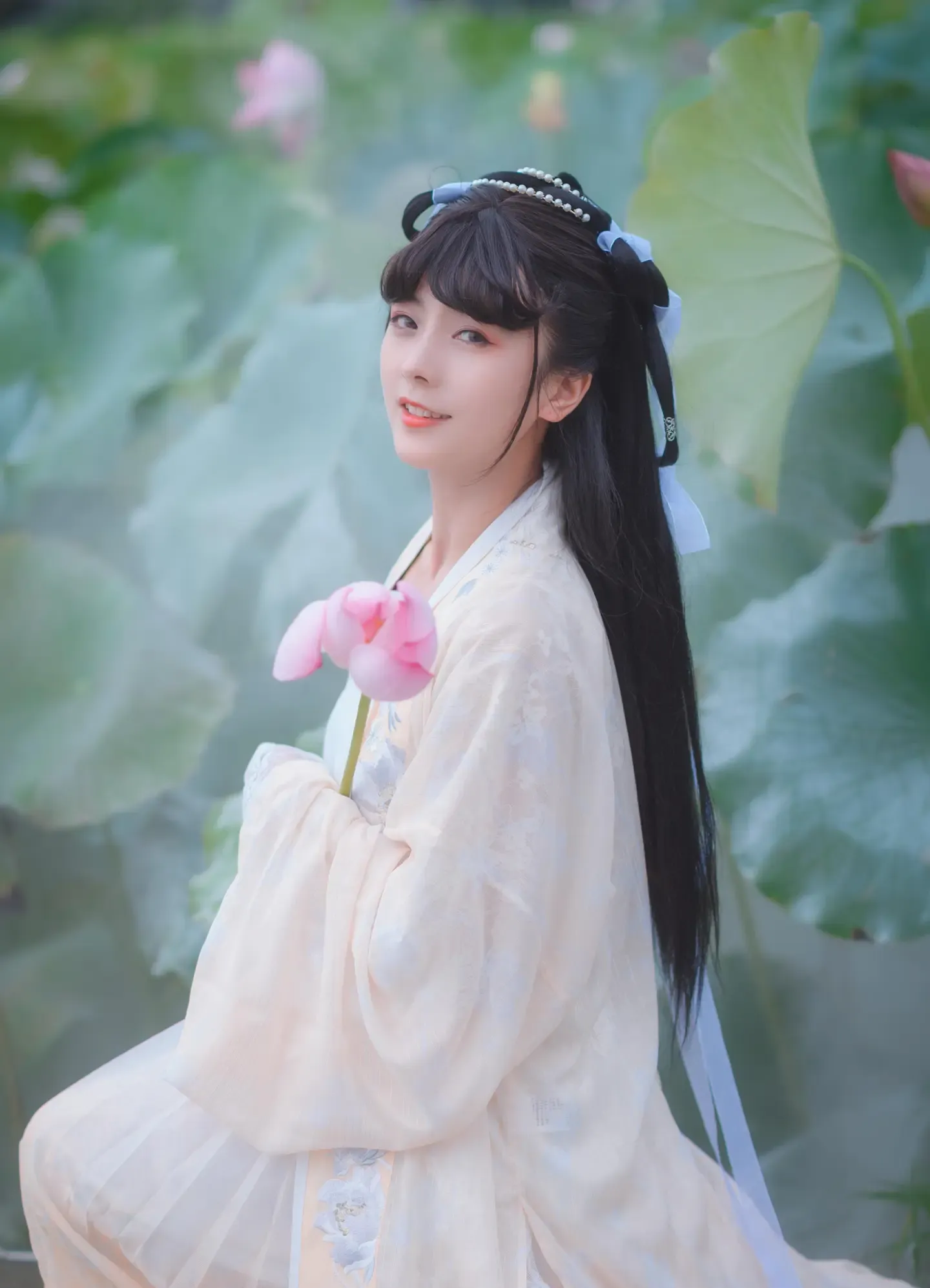 拿相机的执义 汉服写真 荷叶罗裙一色裁，芙蓉向脸两边开。乱入池中看不见，闻歌始觉有人来。