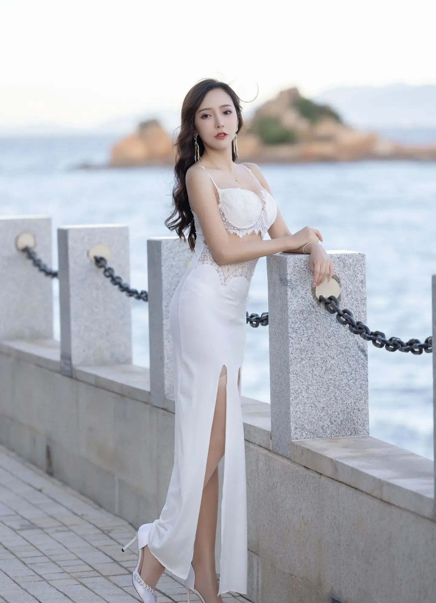 王馨瑶 白色裙子灰色旗袍