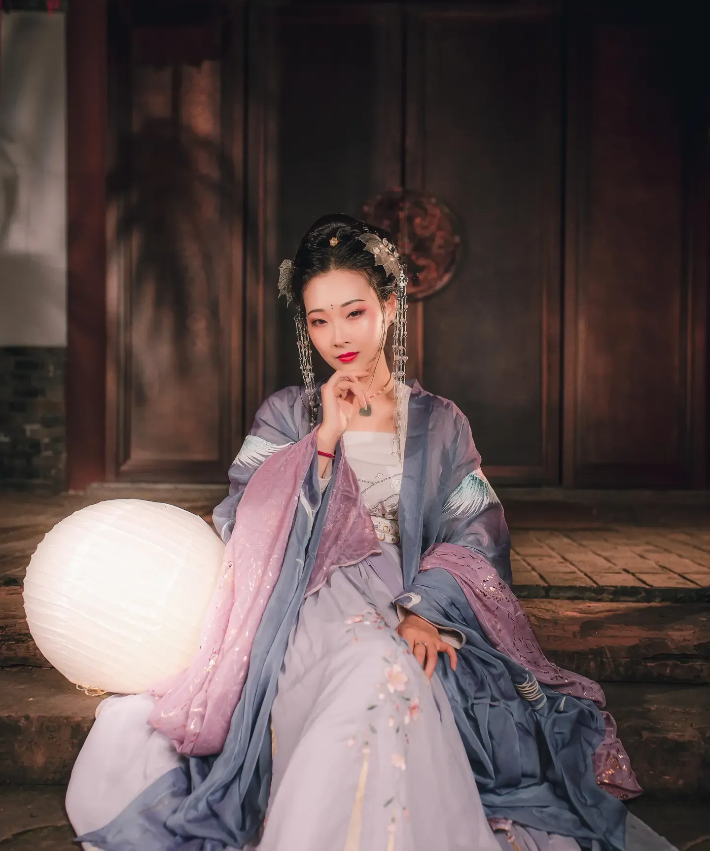 拿相机的执义 汉服夜景