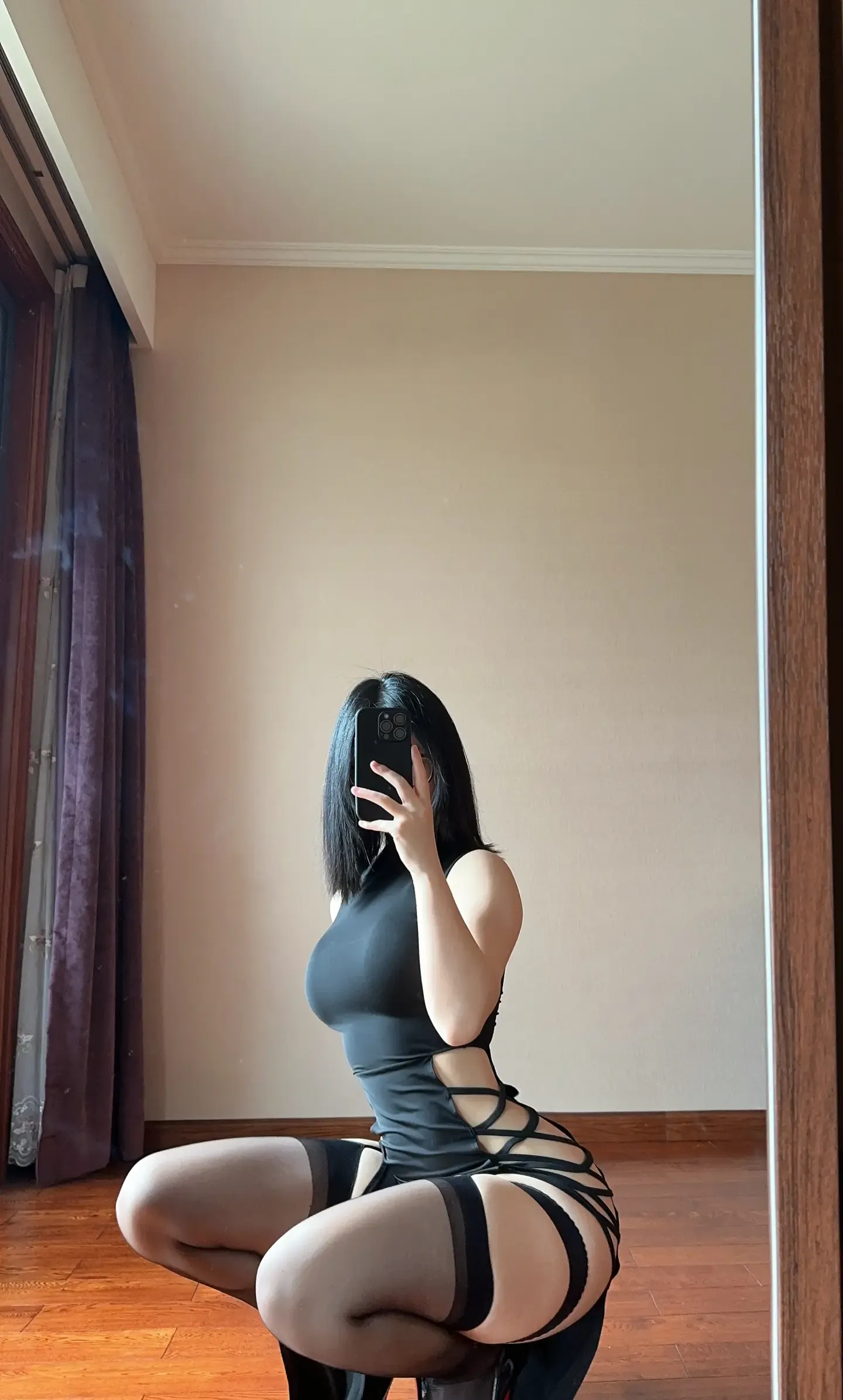 俏妞 国风黑丝开叉旗袍