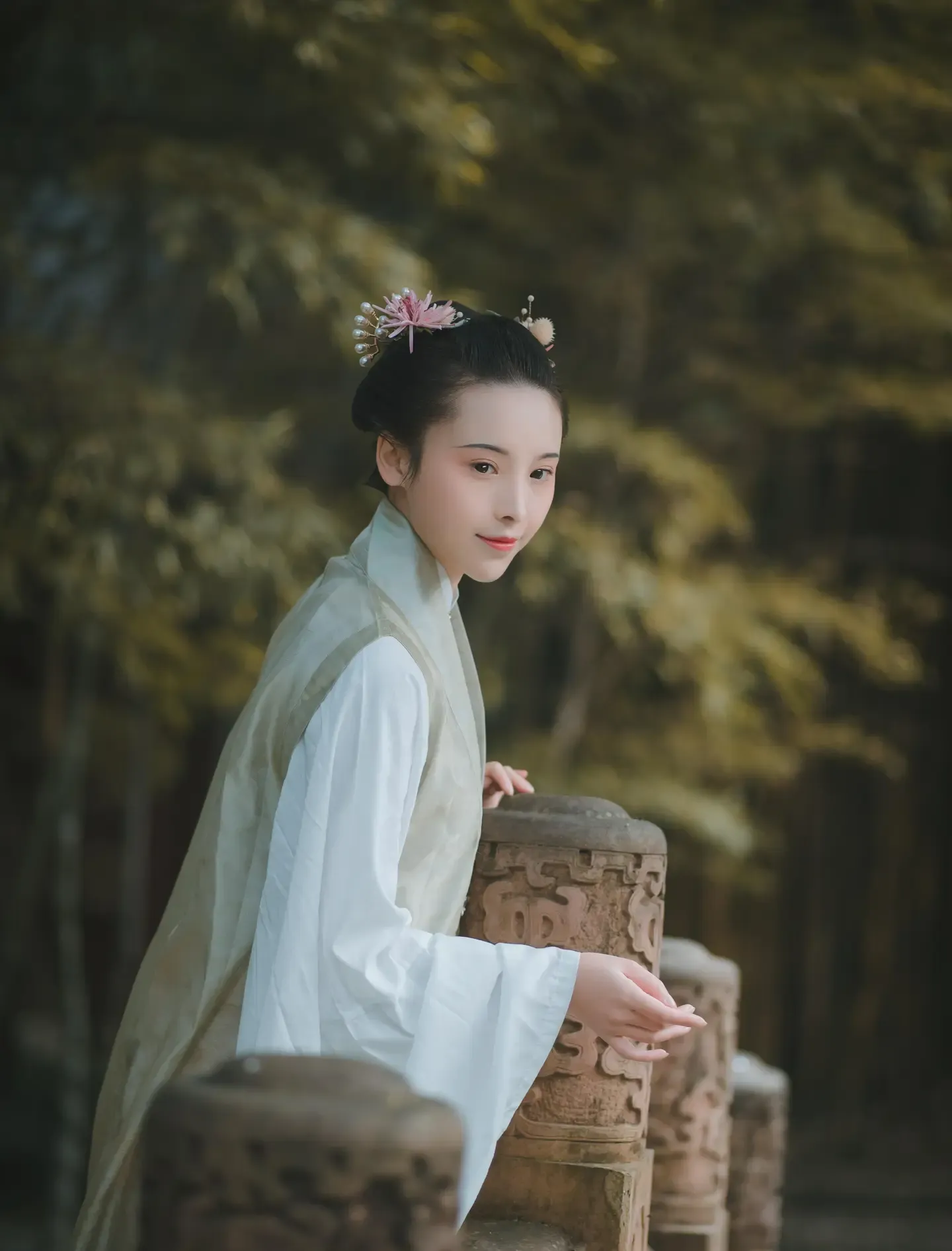 拿相机的执义 曾与美人桥上別，恨无消息到今朝