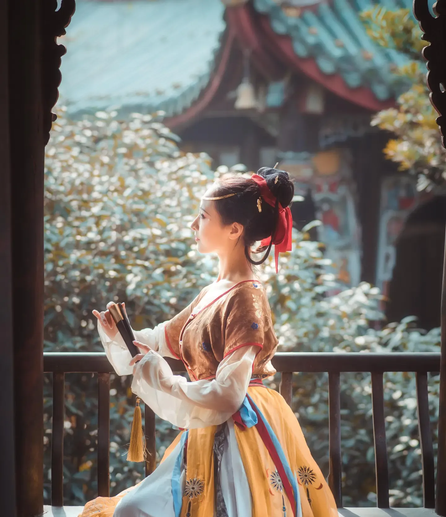 拿相机的执义 汉服写真 头上金爵钗