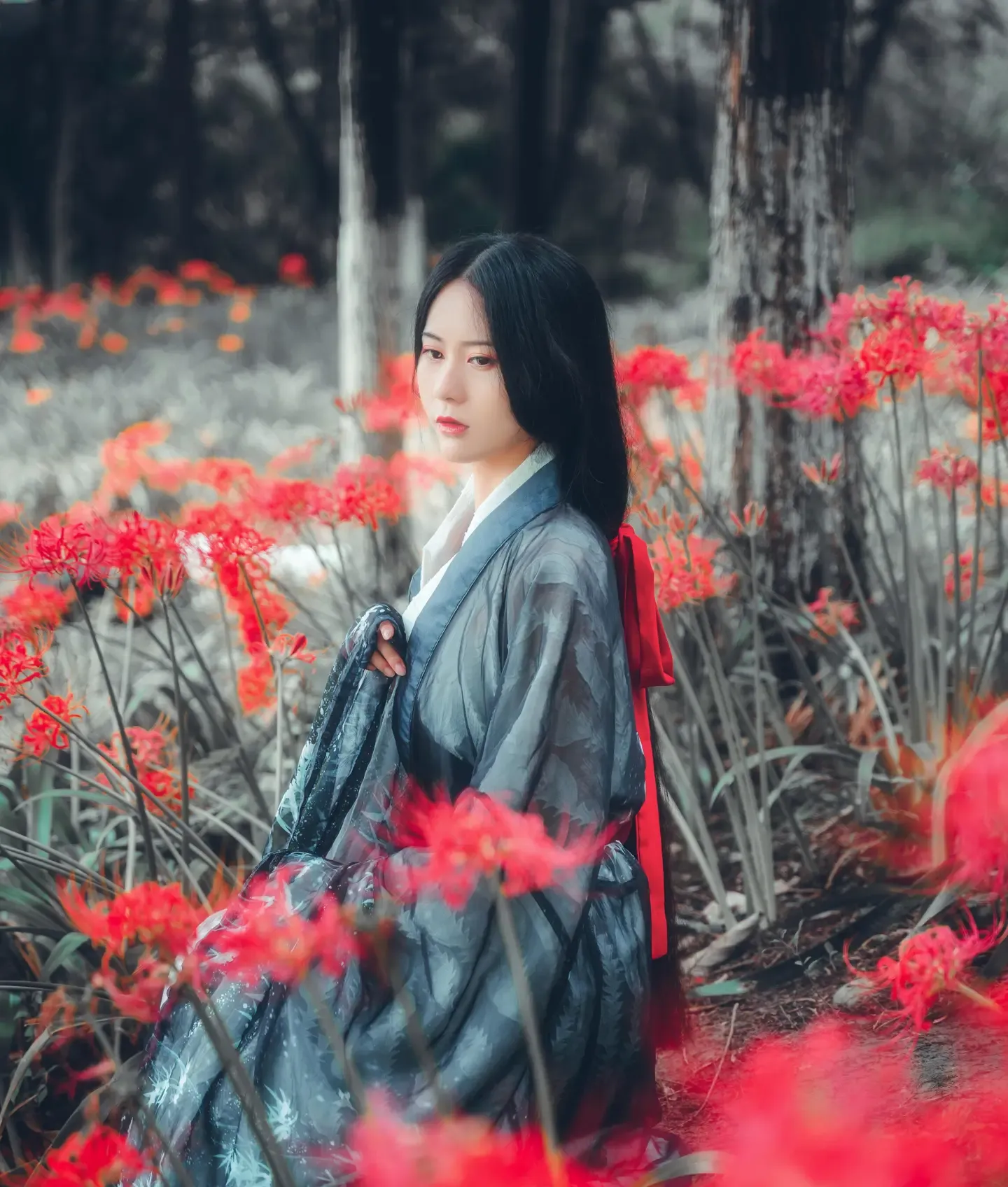 拿相机的执义 汉服古风写真 彼岸花