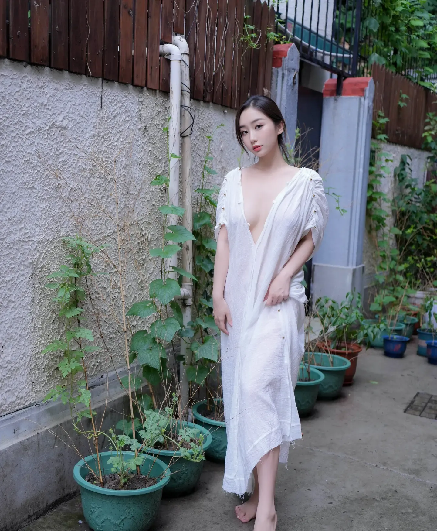 楠芝 身着白色长裙的美女画家