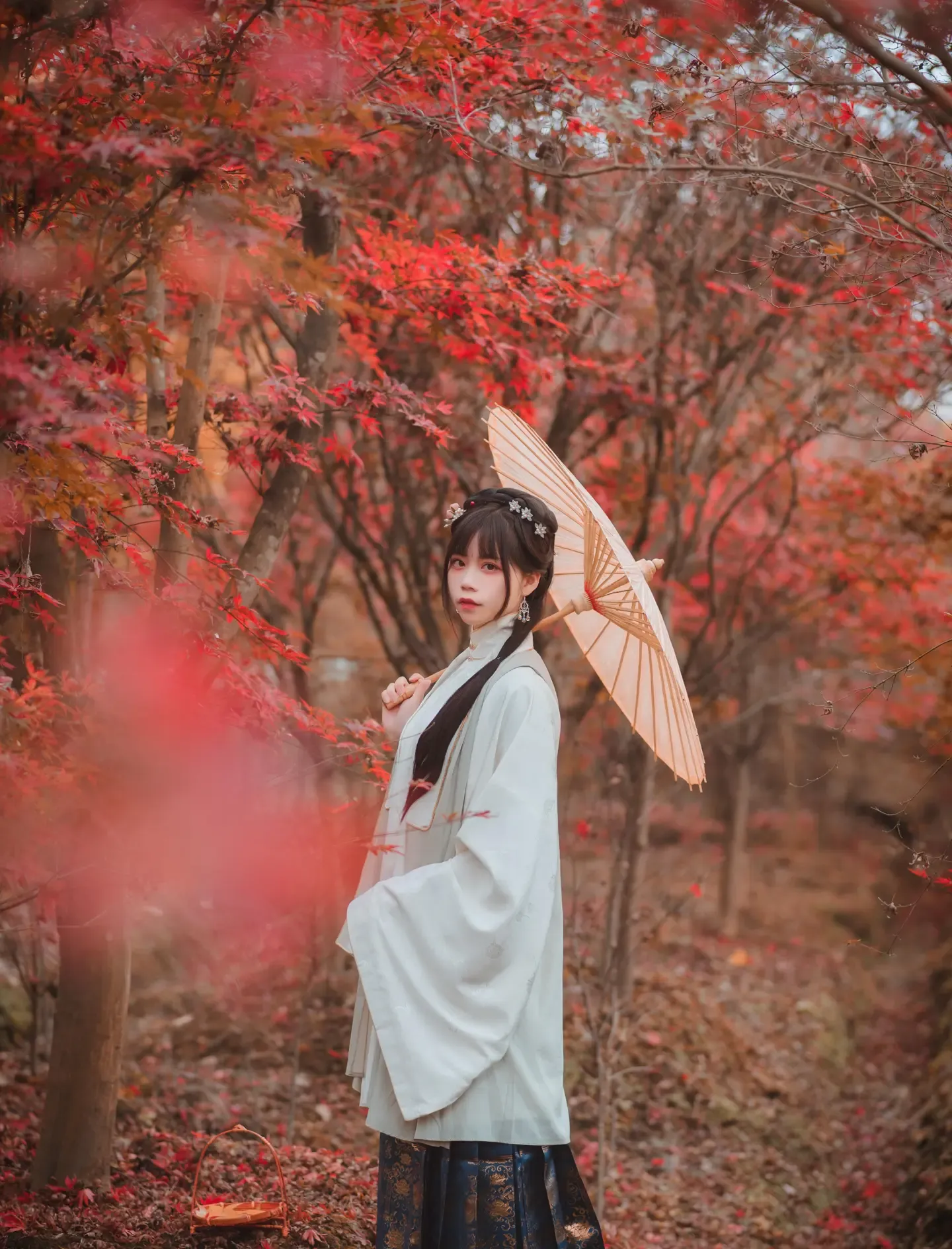 拿相机的执义 汉服写真 秋风起