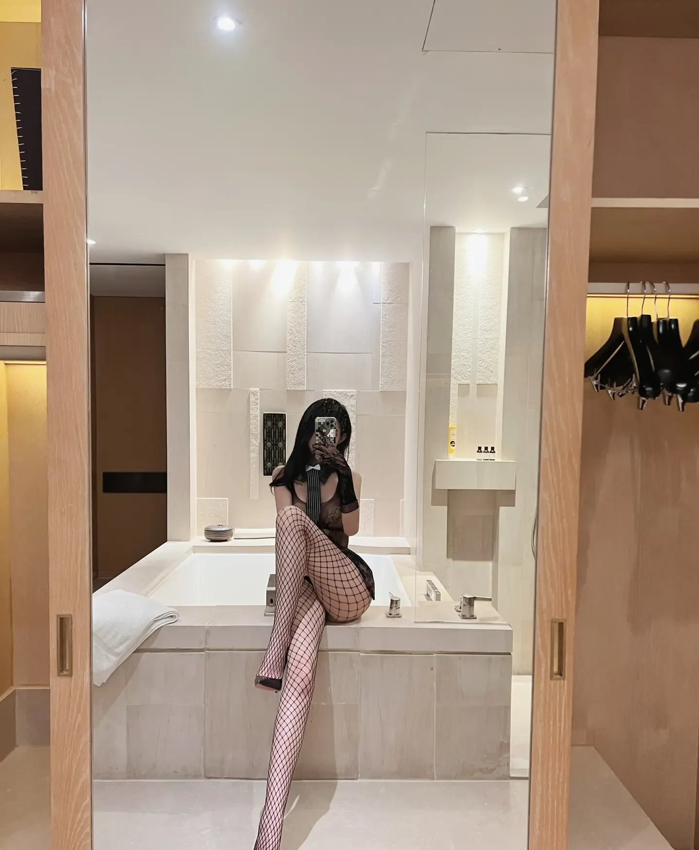 葛征 网洞黑丝浴室