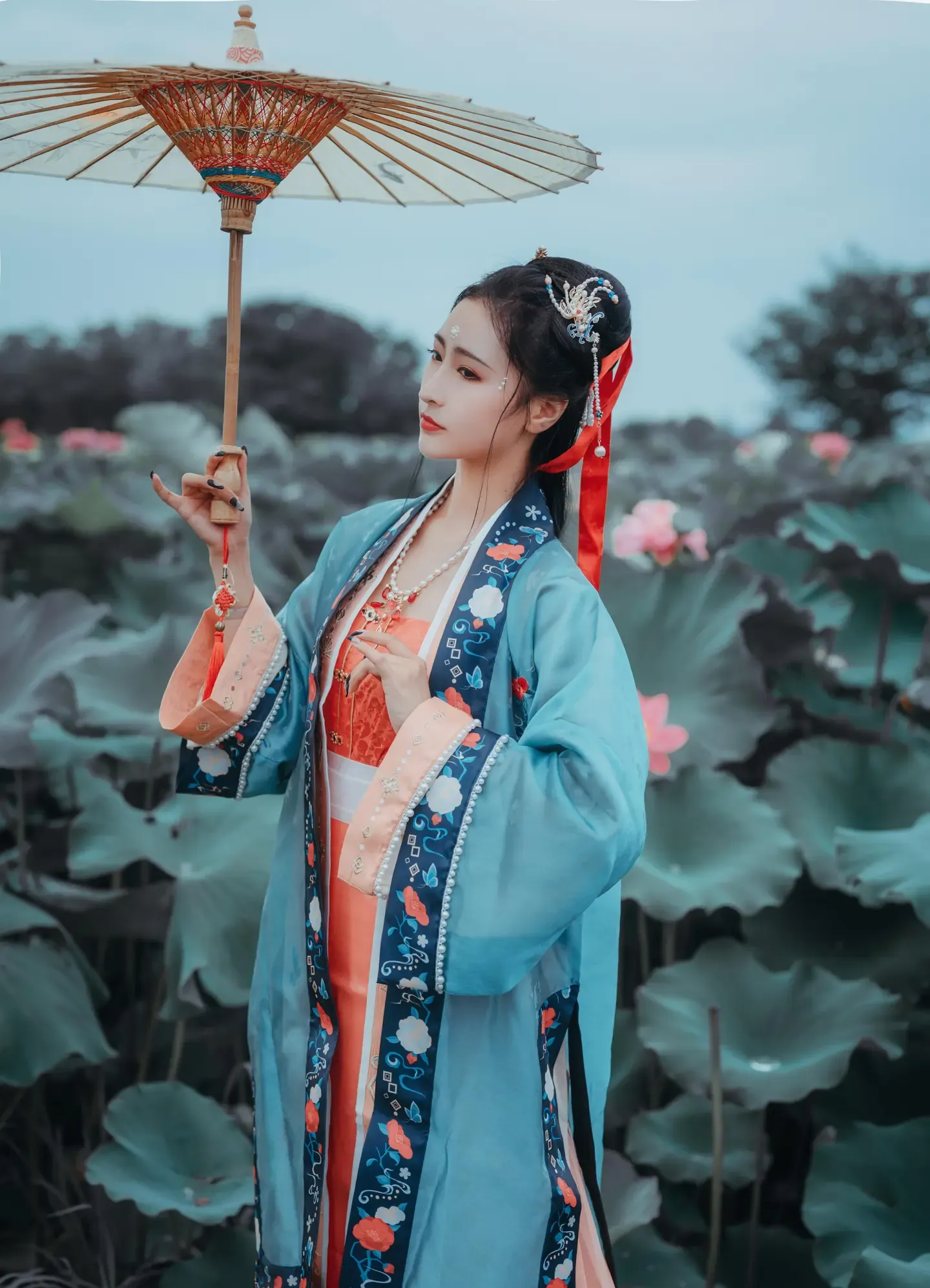 拿相机的执义 庭前落尽梧桐，水边开
