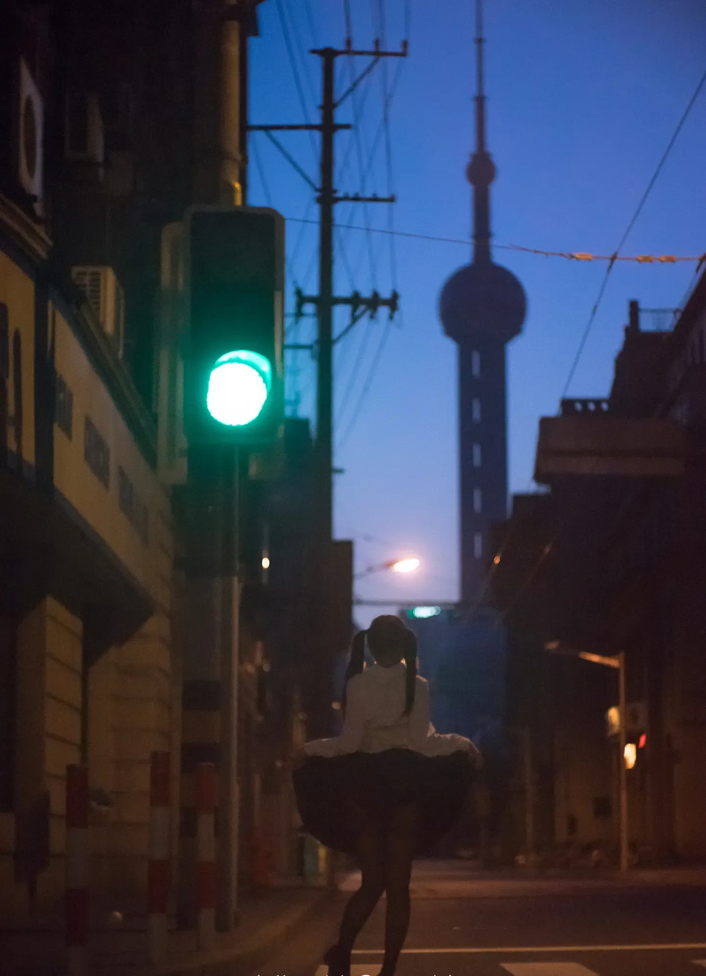 铃木美咲 魔都休学旅行 露出！清晨十字路口的选择