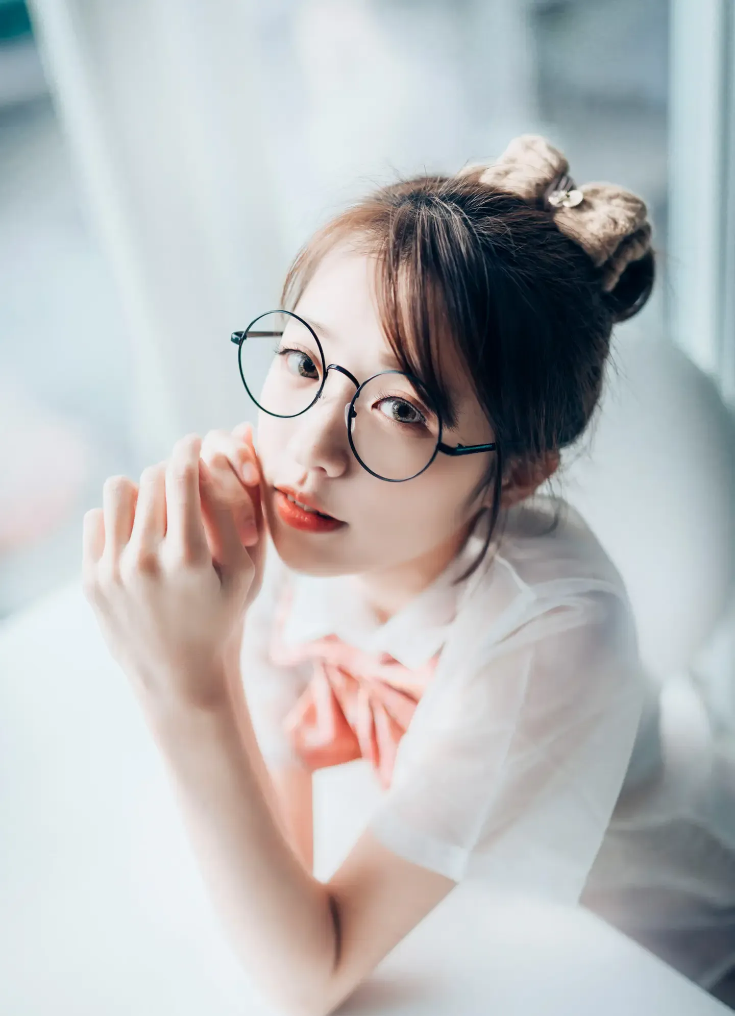 妍妍 女孩在trasmart制服與眼鏡