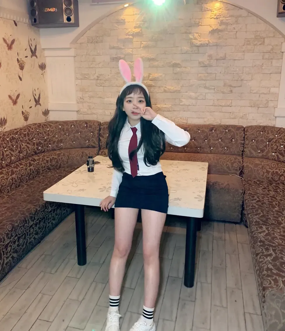 Hyejung UHHUNGMAGAZINE Vol.0 Karaoke