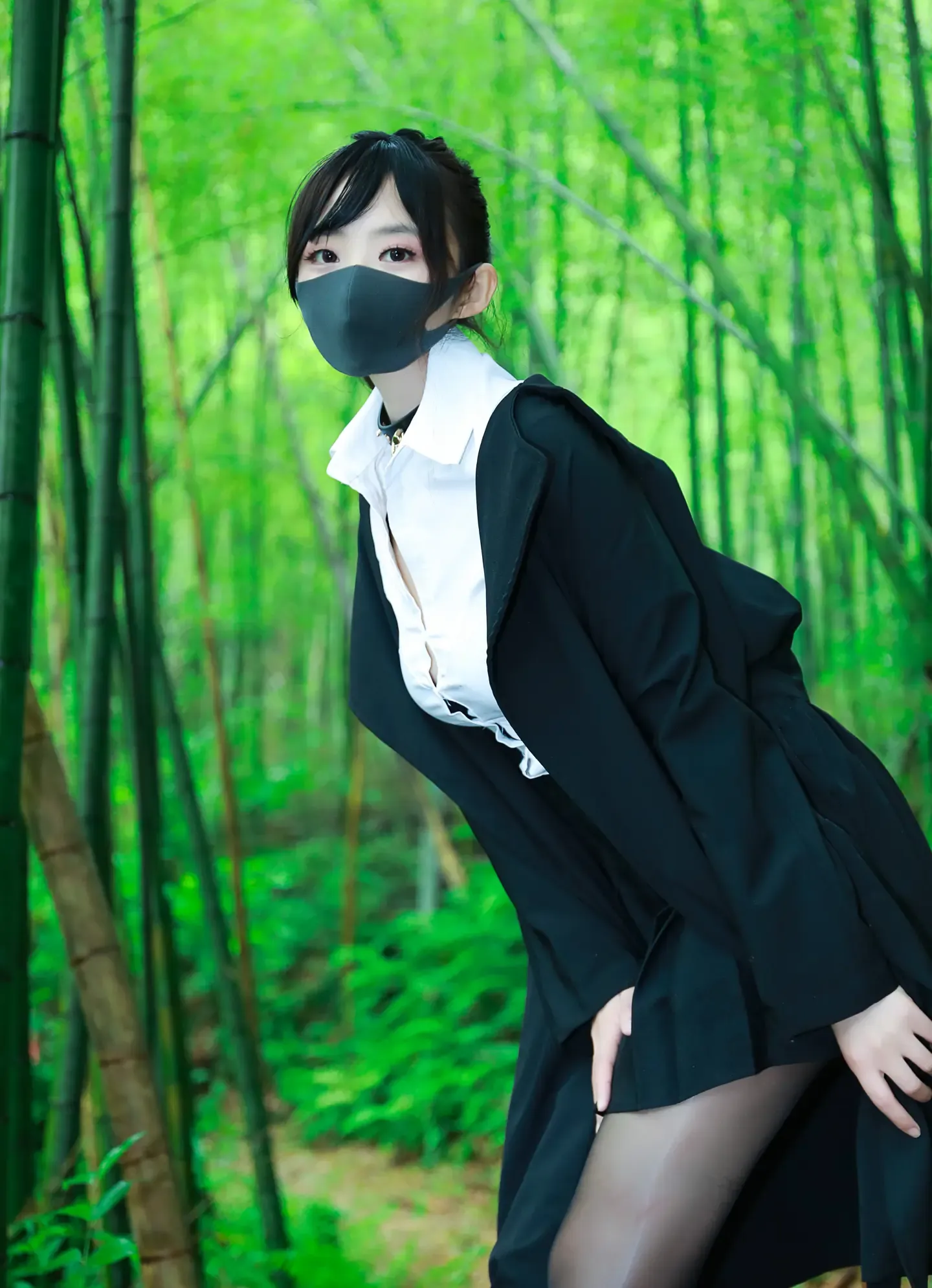 李佳 黑百褶裙森林