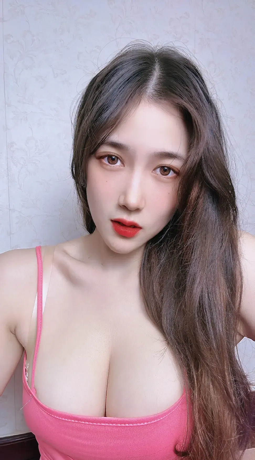 可可西yyy 粉红吊带裙
