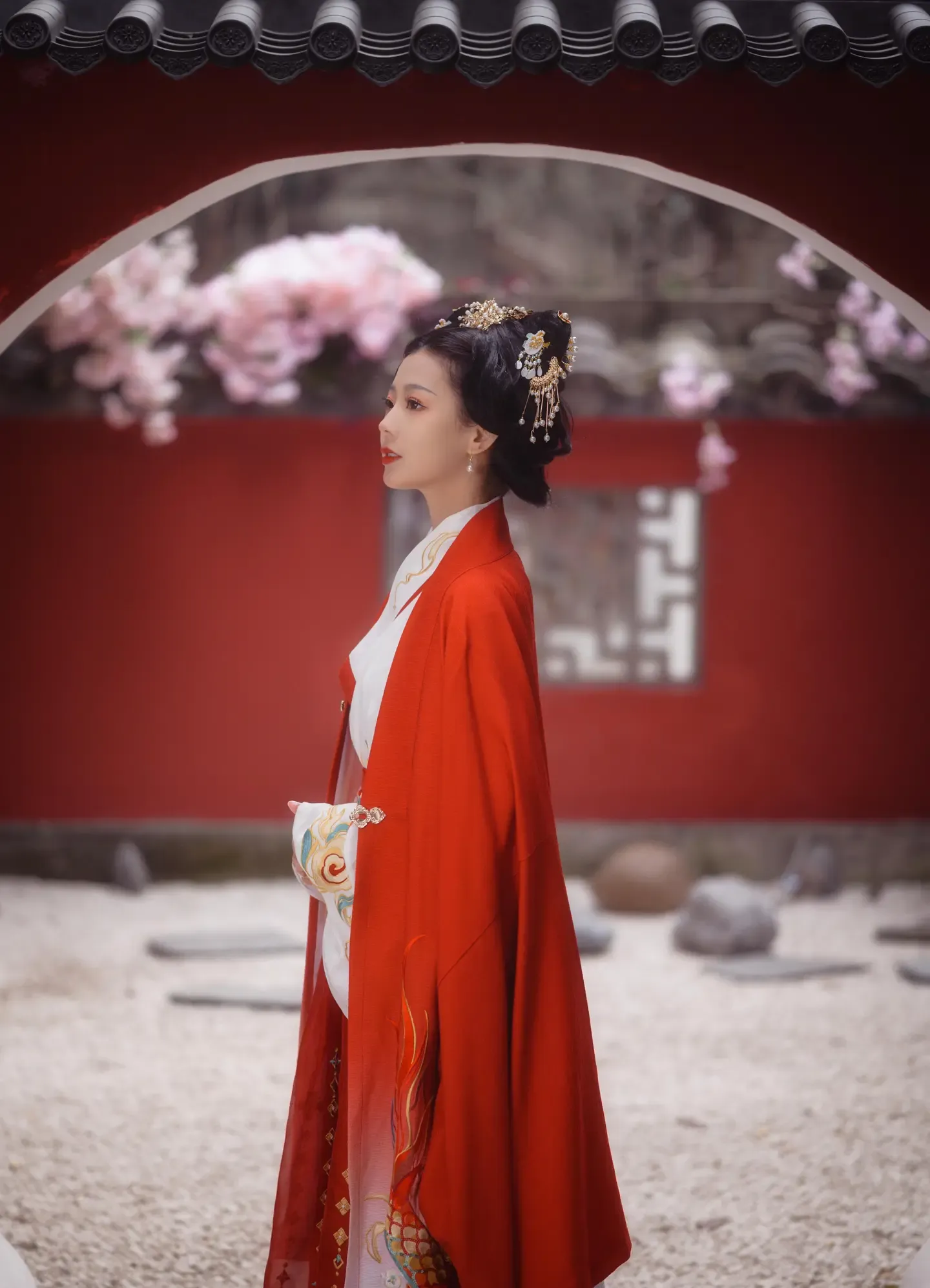 拿相机的执义 汉服写真 酒黯乡魂，追旅思，夜夜除非，好梦留人睡。明月楼高休独倚，酒入愁肠，化作相思泪