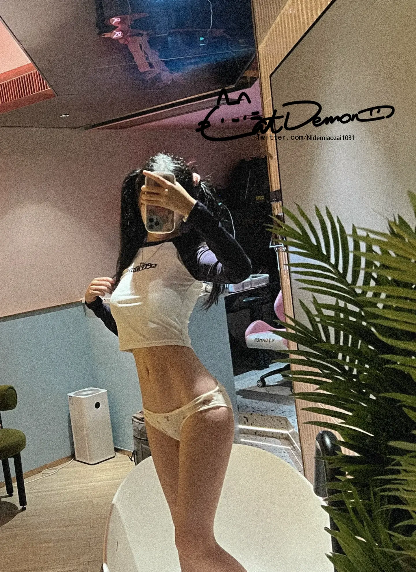 你的喵崽 ゲームに夢中な裸美少女